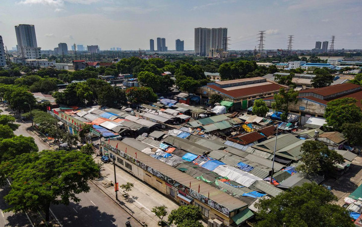 Chợ đầu mối phía Nam (còn gọi là chợ Đền Lừ) được chính quyền sở tại phong toả ngay từ tối 27/7 do một phụ nữ bán trứng dương tính với SARS-CoV-2. Đây là khu chợ đã hoạt động khoảng chục năm trở lại đây, nằm tại khu đô thị Đền Lừ, quận Hoàng Mai.