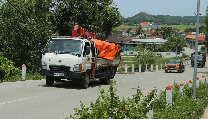 Xe chở một số con hổ nhốt trong lồng sắt được che kín bạt màu vàng cam, trên đường vận chuyển tới một khu sinh thái ở Nghệ An, theo quyết định của nhà chức trách