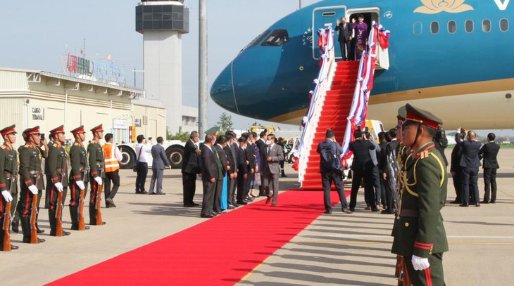 Chủ tịch nước và Phu nhân đến sân bay quốc tế Wattay, Thủ đô Vientiane Chủ tịch nước và Phu nhân đến sân bay quốc tế Wattay, Thủ đô Vientiane
