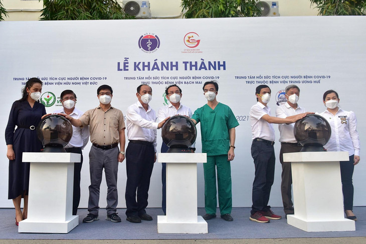 Chiều 7/8, UBND TP.HCM phối hợp với Bộ Y tế tổ chức lễ khánh thành 3 trung tâm hồi sức tích cực trực thuộc sự quản lý của 3 bệnh viện tuyến cuối hạng đặc biệt, bao gồm Bệnh viện Bạch Mai, Bệnh viện Việt Đức và Bệnh viện Trung ương Huế. Tham dự buổi khánh thành có Bí thư Thành ủy TP.HCM Nguyễn Văn Nên, Thứ trưởng Nguyễn Trường Sơn - Trưởng bộ phận thường trực đặc biệt phòng chống Covid-19 của Bộ Y tế tại TP.HCM, Chủ tịch UBND Thành phố Nguyễn Thành Phong.