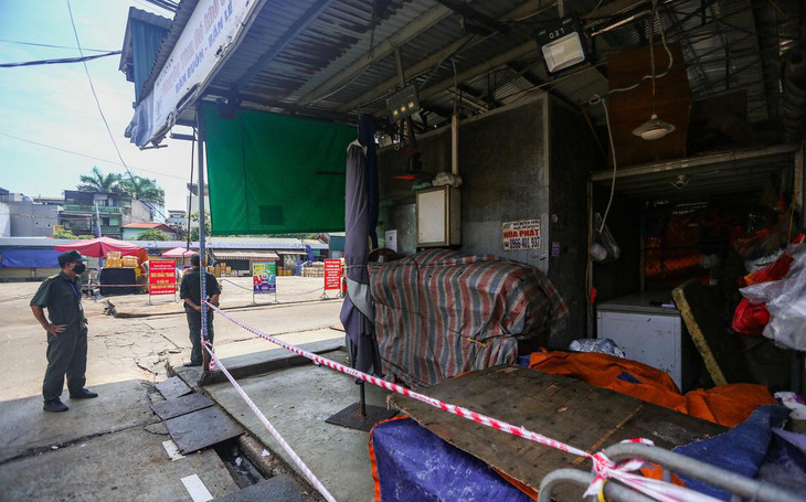 Khu vực kinh doanh hải sản trong chợ tạm thời được phong toả. 500 người liên quan khu chợ đã được lấy mẫu ngay trong đêm 1/8. Ban quản lý thông báo, tuyên truyền tới các tiểu thương kịp thời. Những người có liên quan tới ca nhiễm phải tạm nghỉ kinh doanh. Hàng hoá của 35 hộ kinh doanh hải sản đã chuyển đi gần hết.