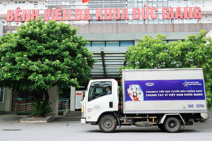 Với sự nỗ lực và quyết tâm của tập thể nhân viên, hàng trăm chuyến xe của Vinamilk vẫn đều đặn lăn bánh, mang món quà sức khỏe đến với tuyến đầu