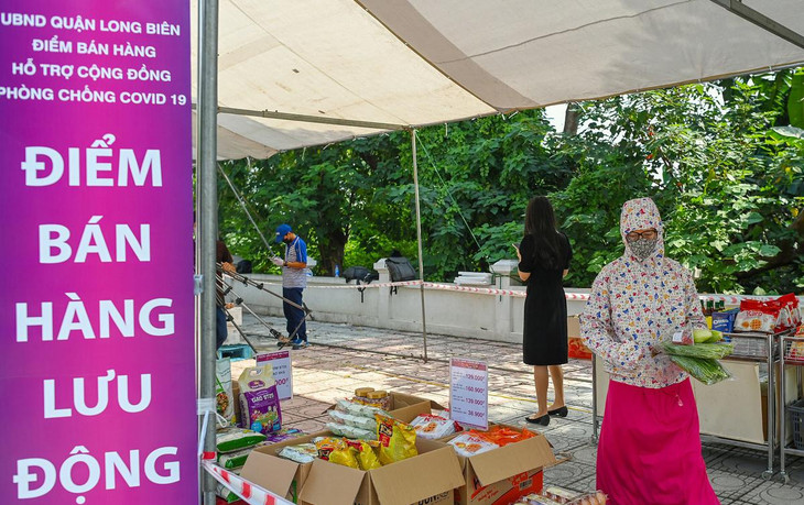 Nhằm phục vụ nhu cầu thực phẩm của người dân trong thời gian thực hiện giãn cách xã hội, một siêu thị ở Hà Nội đã triển khai nhiều xe bán hàng lưu động với mức giá bình ổn tại 4 địa điểm ở quận Long Biên gồm Khu đô thị Việt Hưng, sân bóng đảo Sen, sân chơi phố Bắc Cầu (phường Ngọc Thụy) và phố Đặng Vũ Hỷ (phường Thượng Thanh).