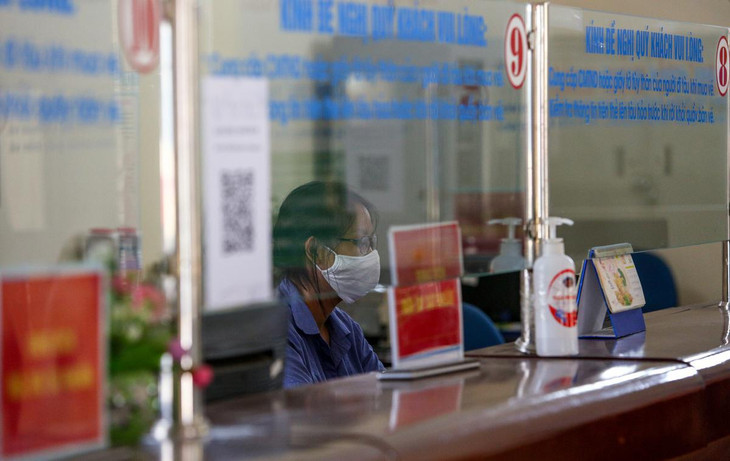 Những ngày này chỉ có một nhân viên trực tại quầy bán vé trong ga.