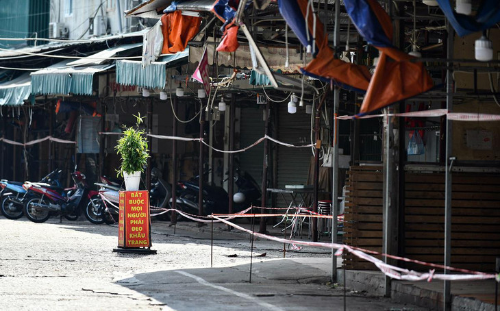 Hai bên lối vào các quầy hàng chợ Phùng Khoang đã được chăng dây làm hàng rào bảo vệ.