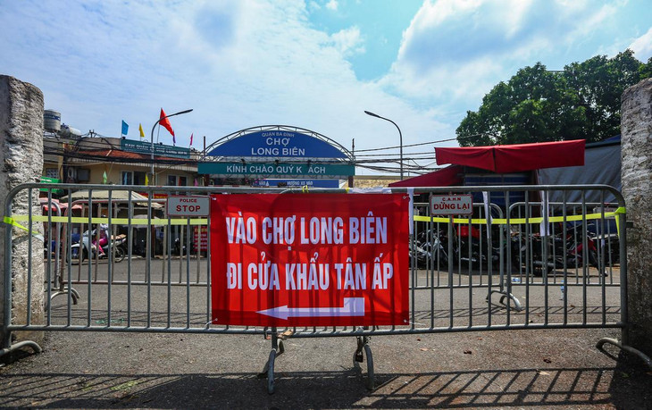 Ngày 2/8, 11 lối vào cổng chợ Long Biên đều căng dây, rào chắn và có chốt kiểm soát. Ngay tại cổng chính, biển hướng dẫn lối đi duy nhất vào chợ là qua cửa khẩu Tân Ấp (quận Ba Đình).