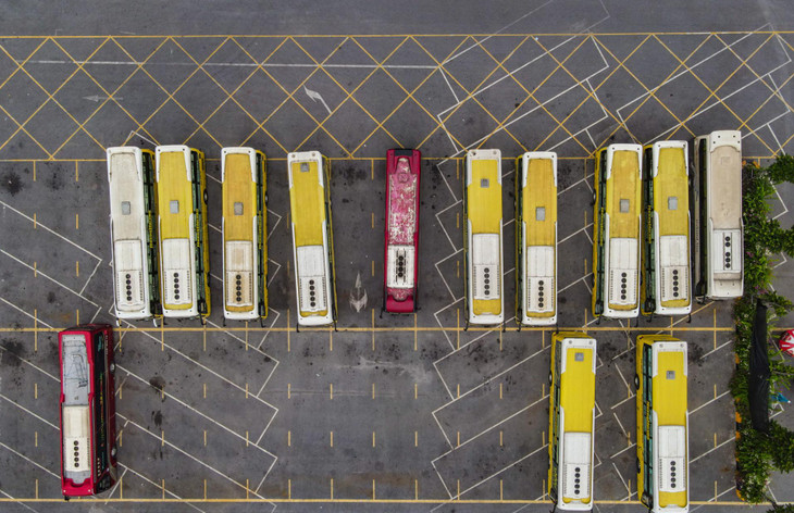 Những chiếc xe khách &quot;nghỉ ngơi&quot; tại bến đỗ.