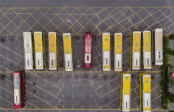 Những chiếc xe khách "nghỉ ngơi" tại bến đỗ.