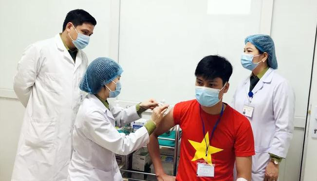 Tiêm vắc-xin Nano Covax cho người tình nguyện