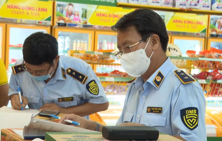 Lực lượng chức năng tỉnh Bình Phước kiểm tra một cơ sở Bách Hóa Xanh trên địa bàn