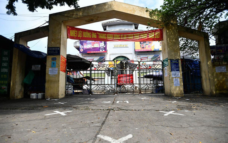 Tương tự là chợ Đồng Xa thuộc phường Mai Dịch, quận Cầu Giấy. Tại đây ghi nhận một trường hợp là phụ nữ bán rau bị dương tính với Covid-19 vào ngày 31/7