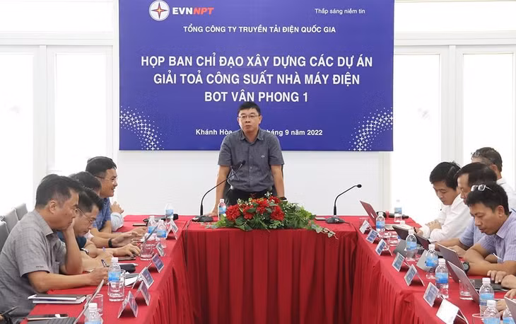 Tổng giám đốc EVNNPT Phạm Lê Phú phát biểu chỉ đạo tại cuộc họp