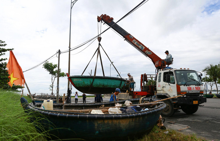 Người dân Đà Nẵng đưa tàu, thuyền lên bờ tránh bão