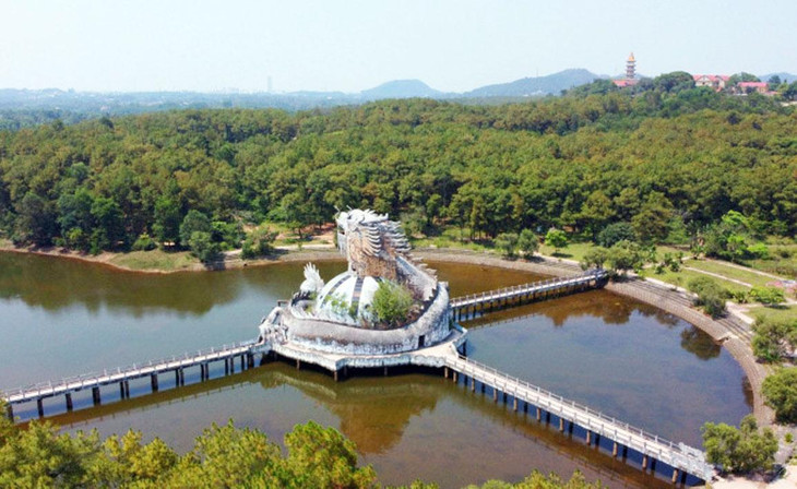 Nhà thủy cung với kiến trúc con rồng ở hồ Thủy Tiên