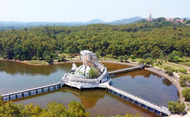 Nhà thủy cung với kiến trúc con rồng ở hồ Thủy Tiên