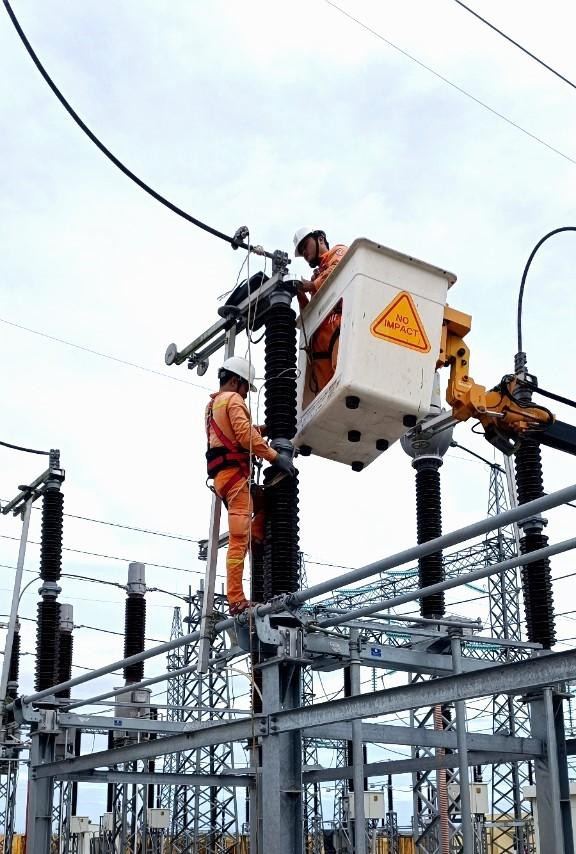 Xử lý thiết bị sau bão số 4 tại TBA 500kV Dốc Sỏi