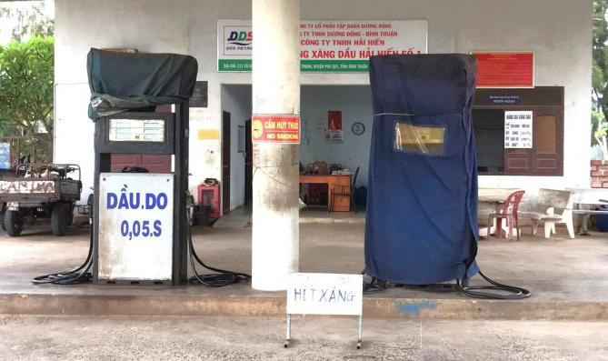 Cây xăng dầu Hải Hiến 1 ở xã Tam Thanh dựng bảng thông báo hết xăng