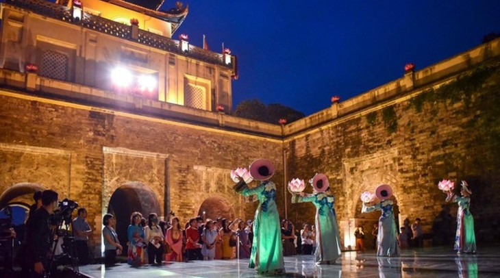 Tour đêm tại Hoàng thành Thăng Long, Hà Nội Tour đêm tại Hoàng thành Thăng Long, Hà Nội