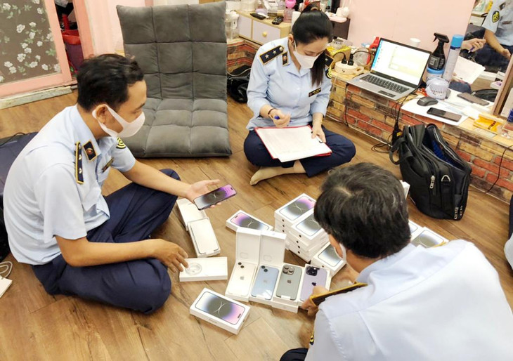 Quản lý thị trường kiểm tra lô điện thoại nghi nhập lậu