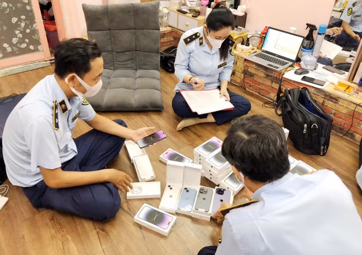 Quản lý thị trường kiểm tra lô điện thoại nghi nhập lậu