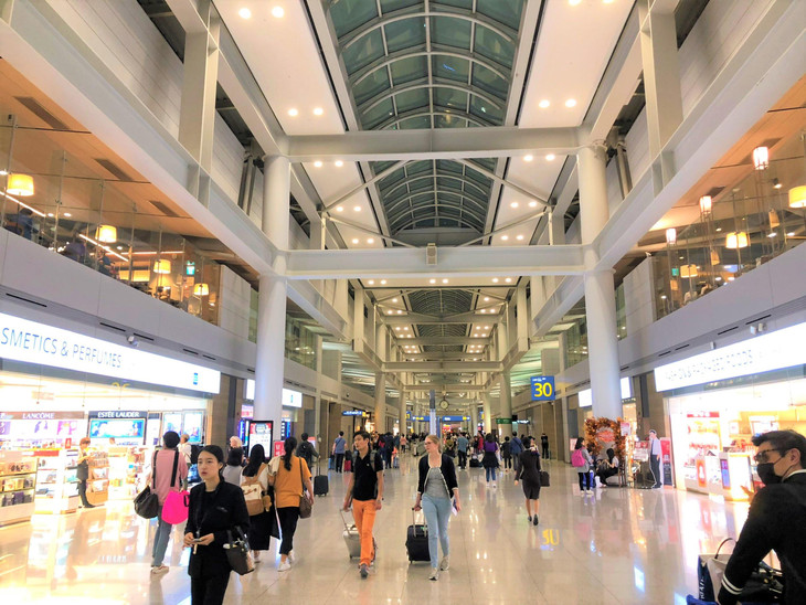 Trên thế giới, hơn 58% du khách chọn di chuyển bằng máy bay.