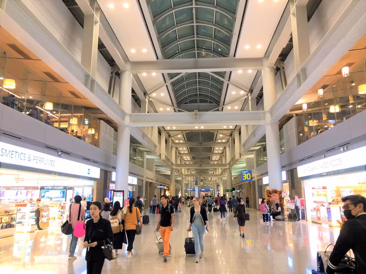 Trên thế giới, hơn 58% du khách chọn di chuyển bằng máy bay.