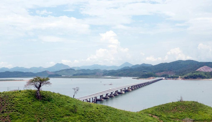 Cầu Vân Tiên nối huyện Vân Đồn và huyện Tiên Yên, thuộc cao tốc Hạ Long - Móng Cái