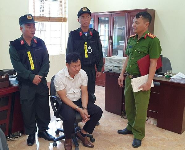 Đối tượng Trần Xuân Mạnh (áo trắng)