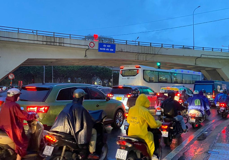 Xe chạy dưới gầm cầu vượt Nguyễn Hữu Cảnh, quận Bình Thạnh Xe chạy dưới gầm cầu vượt Nguyễn Hữu Cảnh, quận Bình Thạnh