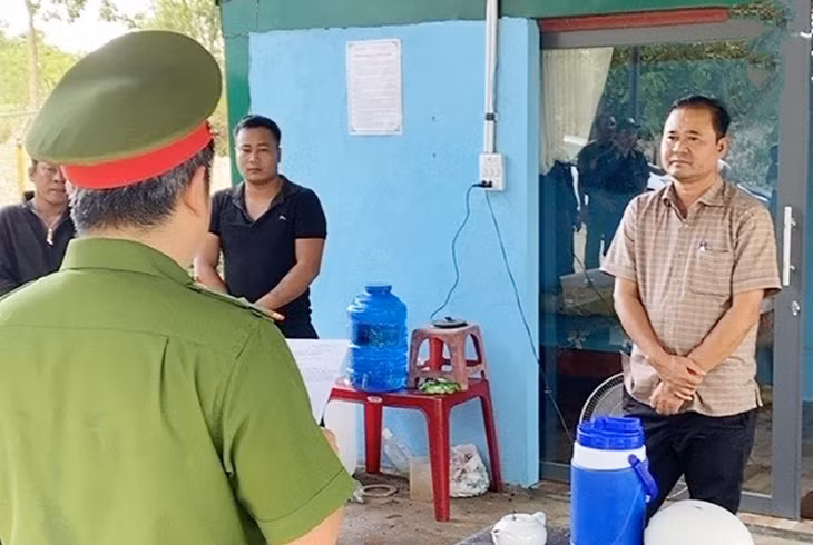 Cơ quan Công an đọc lệnh khởi tố bị can với Phan Đình Thái Anh (bìa phải)