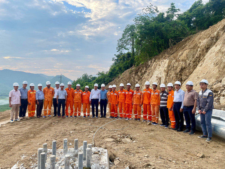 Lãnh đạo EVN và EVNSPC thăm hỏi, động viên các Đội xung kích của EVNSPC Lãnh đạo EVN và EVNSPC thăm hỏi, động viên các Đội xung kích của EVNSPC