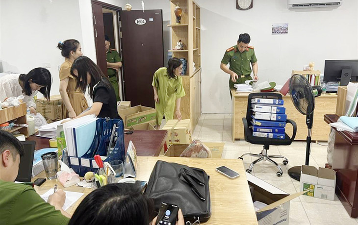 Cơ quan Công an tiến hành khám xét khẩn cấp nơi ở và nơi làm việc của các đối tượng để thu thập các tài liệu chứng cứ có liên quan.