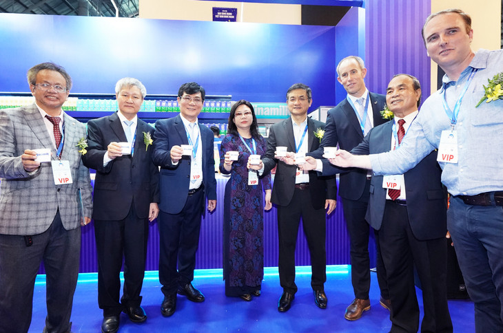 Các khách mời đến tham quan khu vực của Vinamilk tại triển lãm