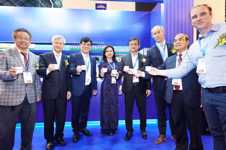 Các khách mời đến tham quan khu vực của Vinamilk tại triển lãm