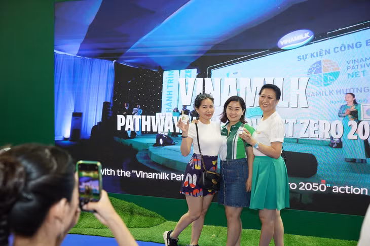 Khách tham quan triển lãm check-in tại khu vực của Vinamilk có thể góp 1 cây xanh cho Việt Nam qua dự án Cánh rừng Net Zero.