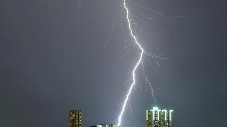 Sét đánh xuống Hà Nội trong cơn mưa giông. Ảnh minh họa