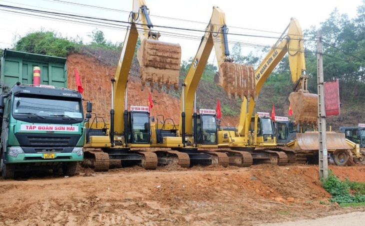 Máy móc, thiết bị tập kết tại công trường Dự án Chợ Chu - ngã ba Trung Sơn