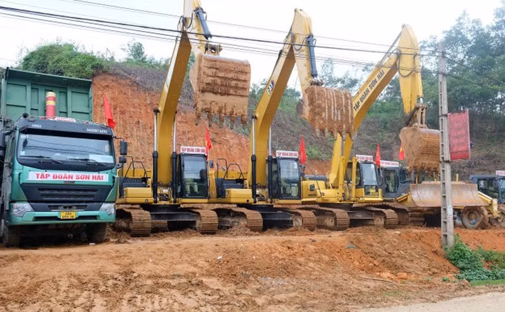 Máy móc, thiết bị tập kết tại công trường Dự án Chợ Chu - ngã ba Trung Sơn