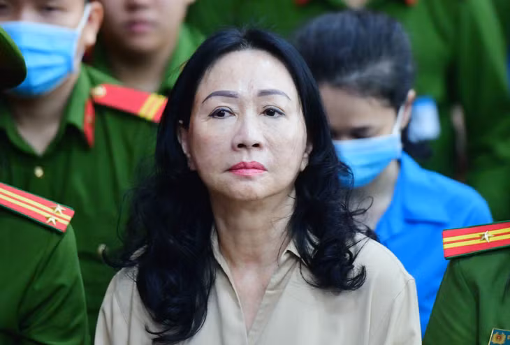 Bà Trương Mỹ Lan tại tòa hồi đầu tháng 4