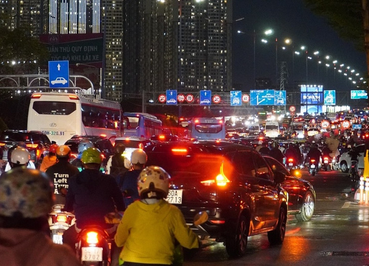 Xe chạy trên đường Võ Nguyên Giáp đoạn dẫn lên cầu Sài Gòn