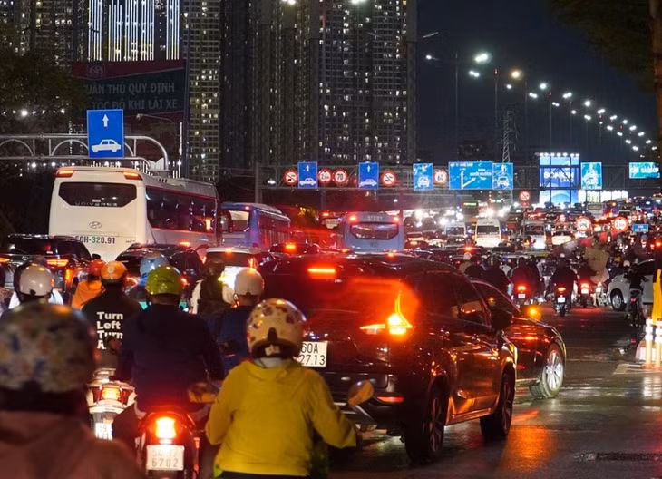 Xe chạy trên đường Võ Nguyên Giáp đoạn dẫn lên cầu Sài Gòn