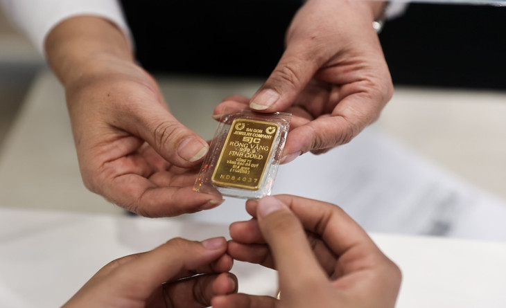 Người dân mua vàng ở chi nhánh của một trong 4 ngân hàng quốc doanh