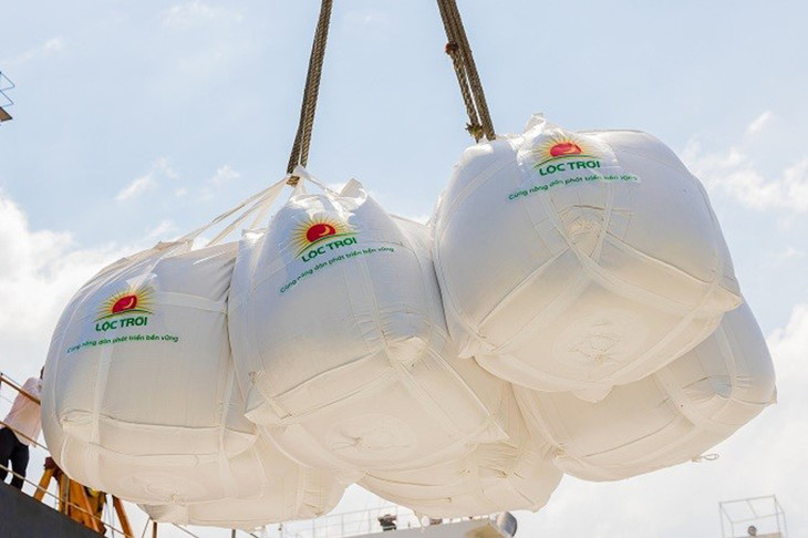 Gạo được đưa lên tàu để xuất khẩu Gạo được đưa lên tàu để xuất khẩu