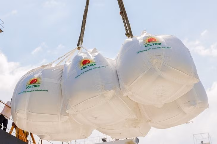 Gạo được đưa lên tàu để xuất khẩu