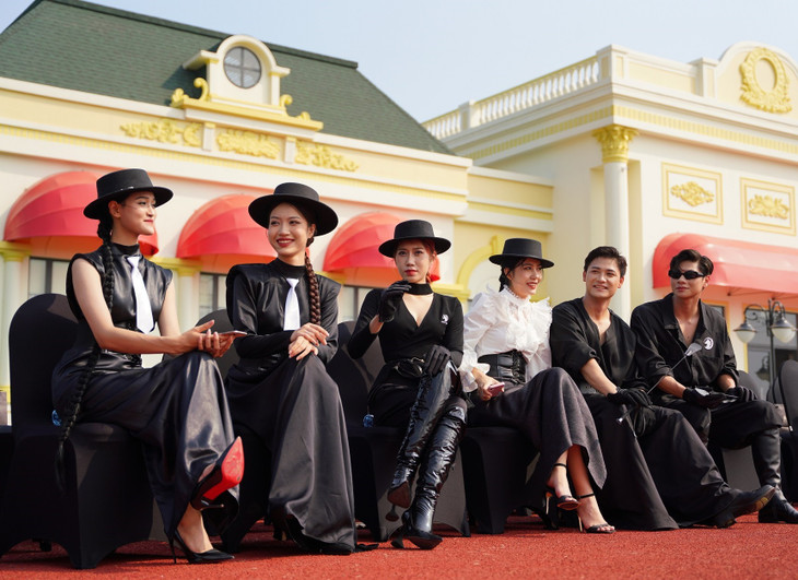 Khách tham dự hào hứng với Lễ khai trương kỹ thuật Vinpearl Horse Academy Vũ Yên, chiêm ngưỡng màn diễu hành và biểu diễn của các chiến mã tại sân đa năng của Học viện. Khách tham dự hào hứng với Lễ khai trương kỹ thuật Vinpearl Horse Academy Vũ Yên, chiêm ngưỡng màn diễu hành và biểu diễn của các chiến mã tại sân đa năng của Học viện.