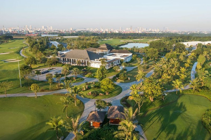 Với cơ sở vật chất hàng đầu và các tiện ích sang trọng, sân golf 36 hố của Vinhomes Royal Island còn là nơi giao lưu, thảo luận và ký kết hợp đồng của cộng đồng doanh nhân Với cơ sở vật chất hàng đầu và các tiện ích sang trọng, sân golf 36 hố của Vinhomes Royal Island còn là nơi giao lưu, thảo luận và ký kết hợp đồng của cộng đồng doanh nhân