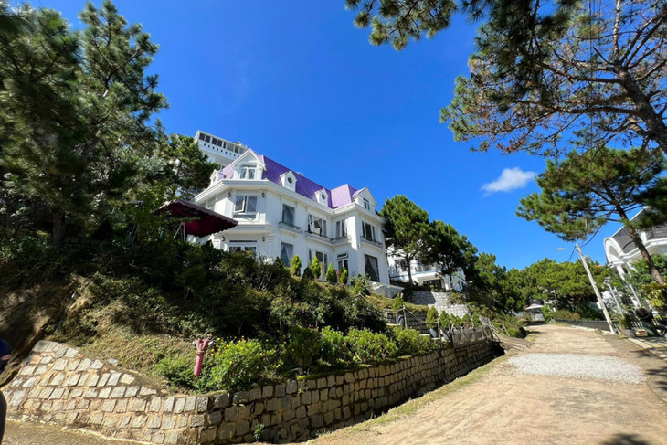 Công trình bên trong khu du lịch Nam Hồ