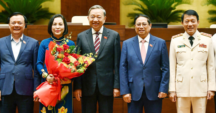 Chủ tịch nước Tô Lâm và Thủ tướng Phạm Minh Chính tặng hoa chúc mừng Phó Chủ tịch Quốc hội Nguyễn Thị Thanh. Ảnh: Hoàng Hà Chủ tịch nước Tô Lâm và Thủ tướng Phạm Minh Chính tặng hoa chúc mừng Phó Chủ tịch Quốc hội Nguyễn Thị Thanh. Ảnh: Hoàng Hà