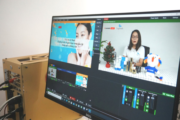 Màn hình máy tính vận hành buổi livestream của một nhân viên kỹ thuật tại studio