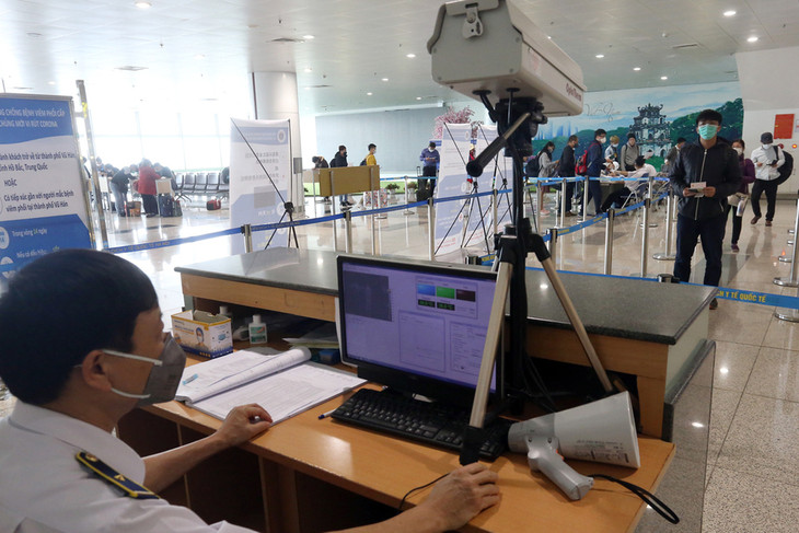 Đo thân nhiệt hành khách tại sân bay Nội Bài Đo thân nhiệt hành khách tại sân bay Nội Bài